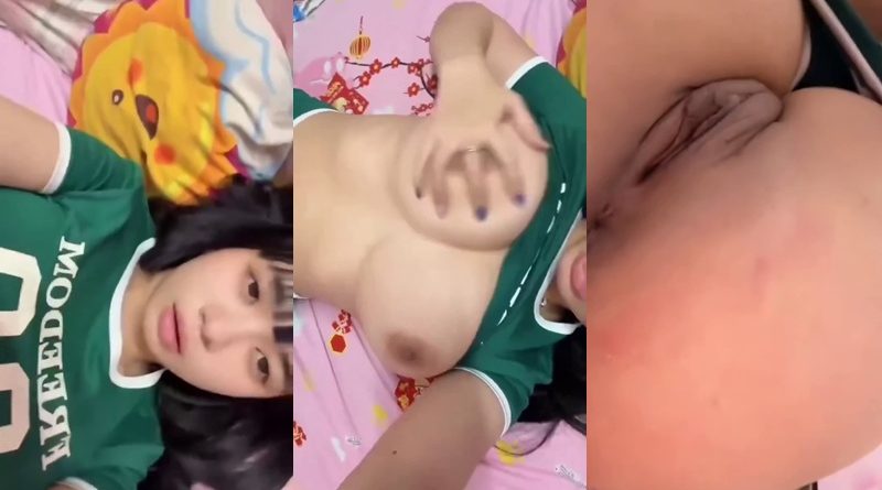 สุดจะยั่วเลย สาวน้อยน่ารักนอนเงี่ยนคนเดียวที่ห้อง